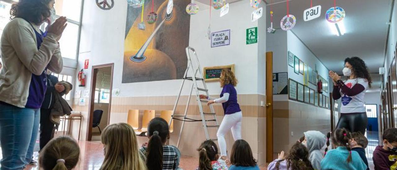 Varios momentos del homenaje que se ha rendido a las mujeres en el CEIP Ausiàs March de Benidorm. | DAVID REVENGA