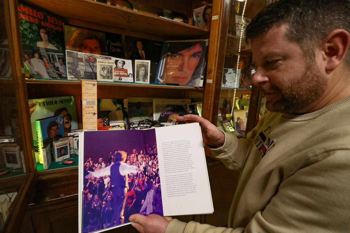 El presidente muestra algunas de las piezas