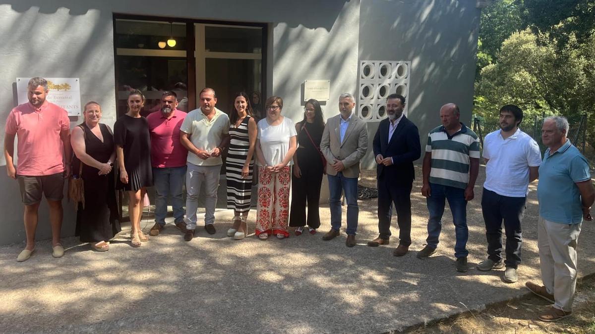 Foto de familia de la presentación del proyecto turístico ‘Camins dels Càtars’, centrado en l'Alt Maestrat.