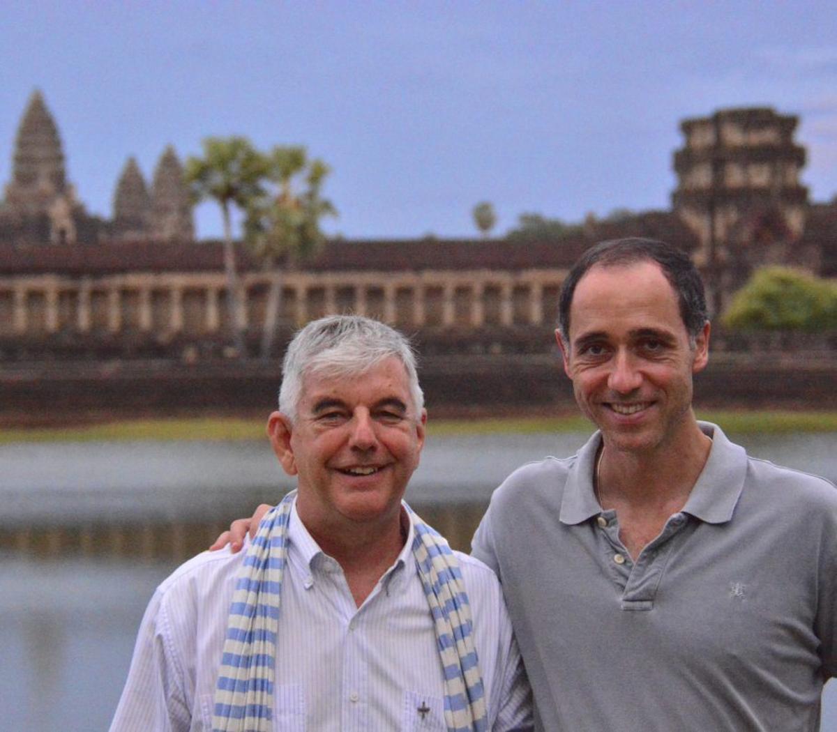 Kike Figaredo, a la izquierda, con José María Rodríguez Olaizola, en su visita a Camboya en 2015.