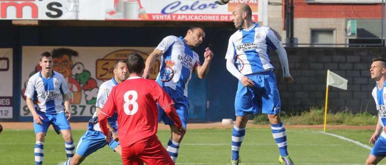 Geni y Dani López, ahora en el conjunto luanquín, tratan de despejar un balón en el Avilés-Marino de Liga en la pasada campaña.