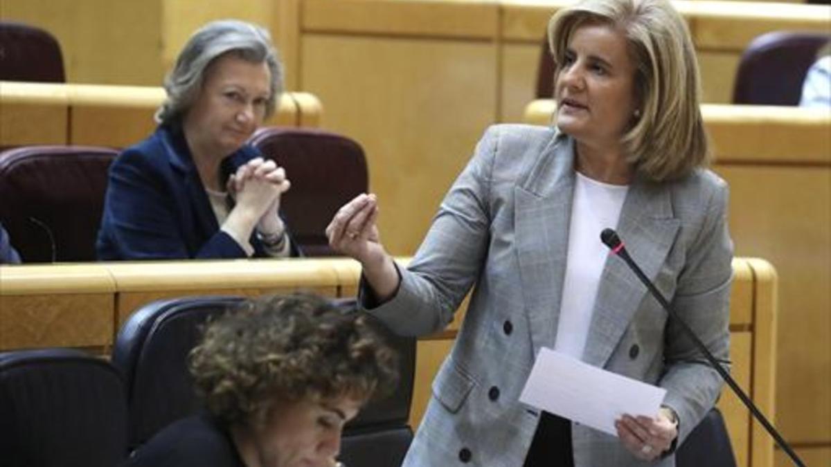 La ministra Fátima Báñez, ayer en el pleno del Senado.