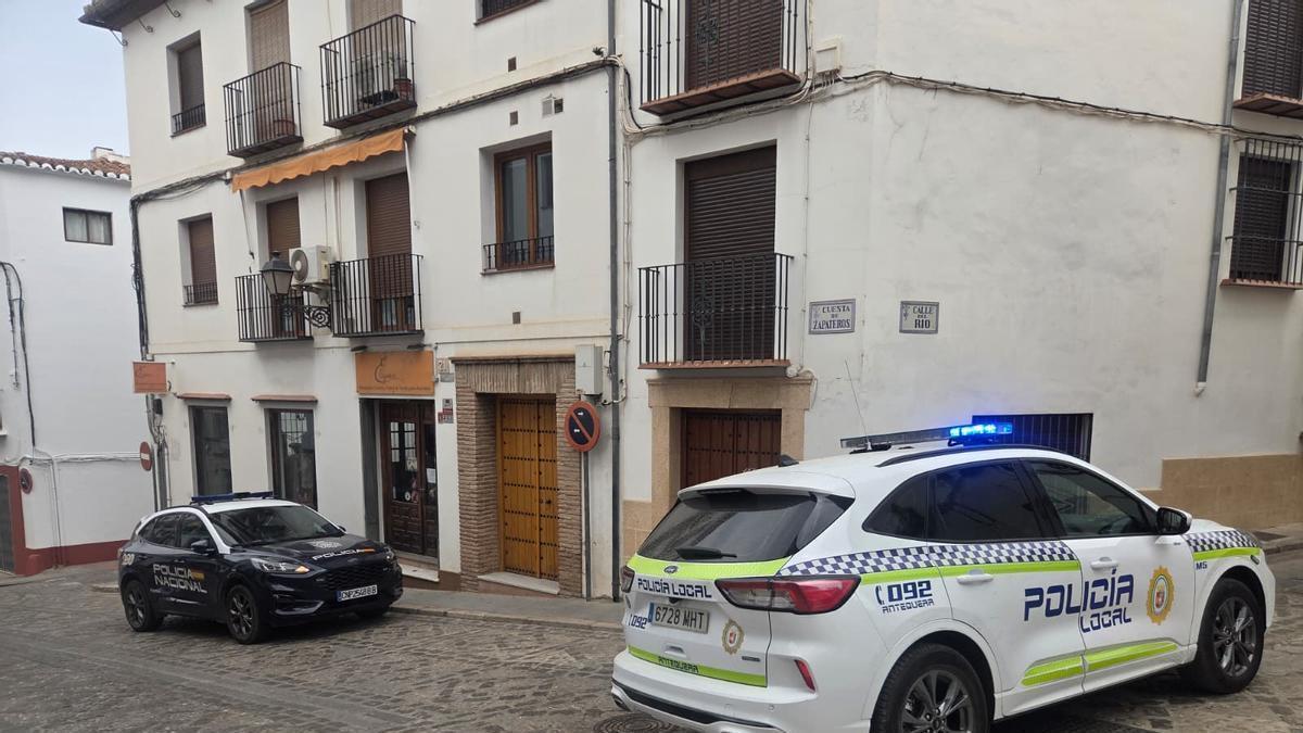 Vehículos de la Policía Local y de la Policía Nacional en Antequera.