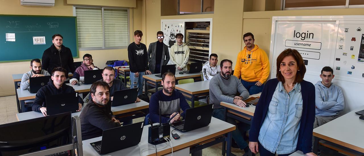 Lleno en la clase de ciberseguridad del IES Valle del Jerte de Plasencia, con la profesora Mª Ángeles Valdera.