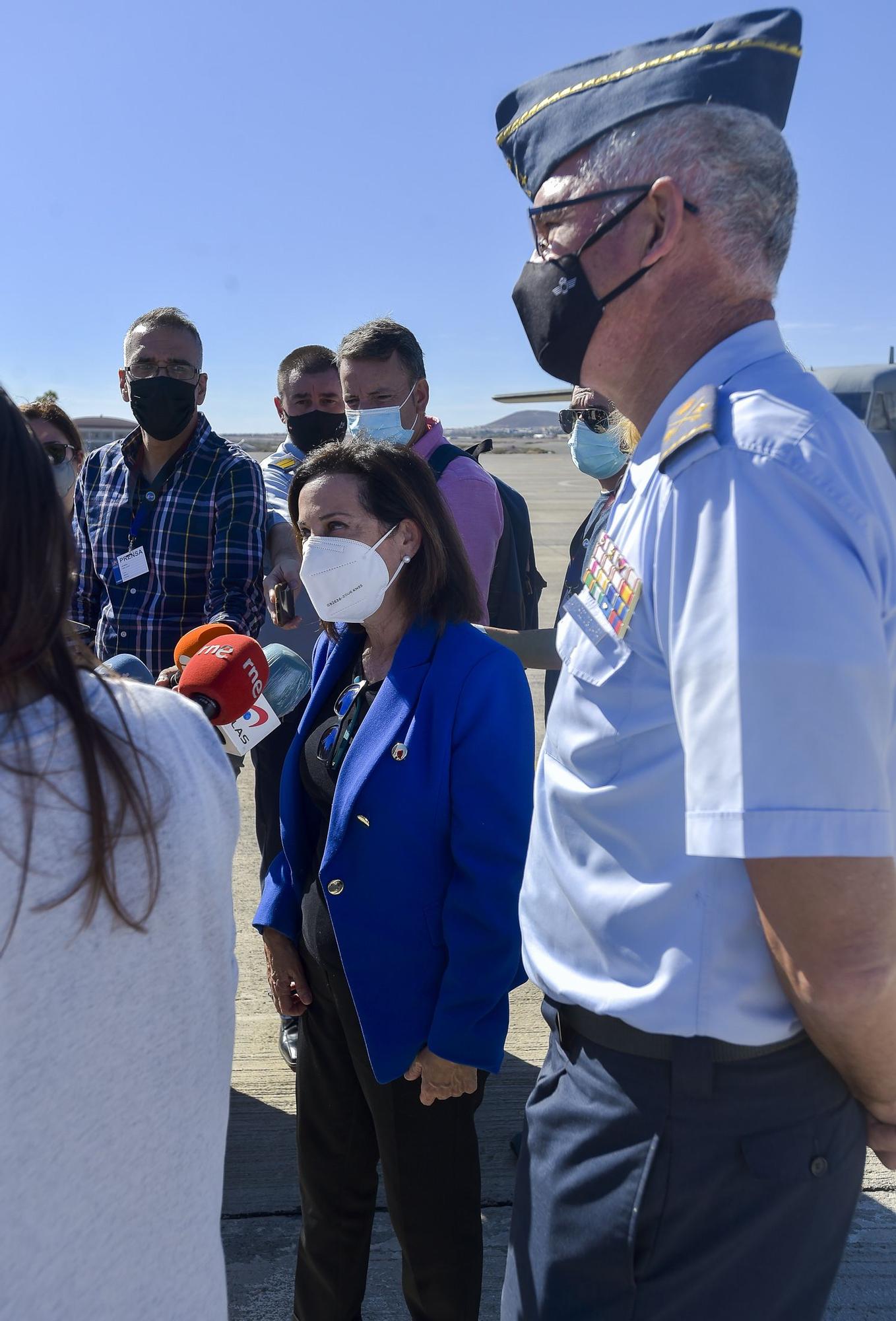 Visita de la ministra Margarita Robles al aeropuerto de Gando.