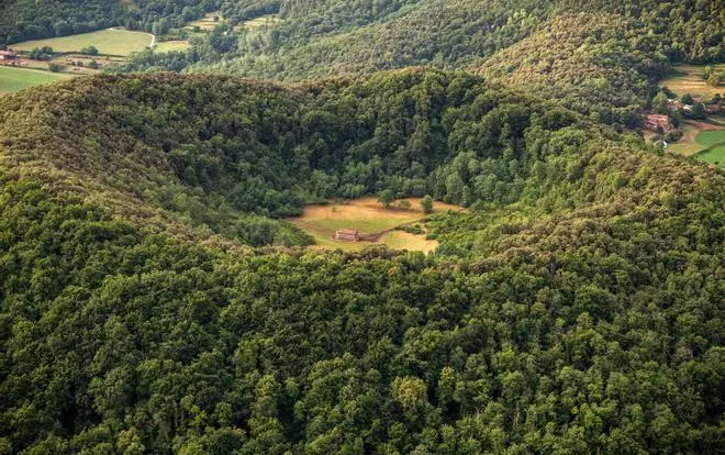 La ermita más bonita del mundo está en la boca de un volcán en Cataluña