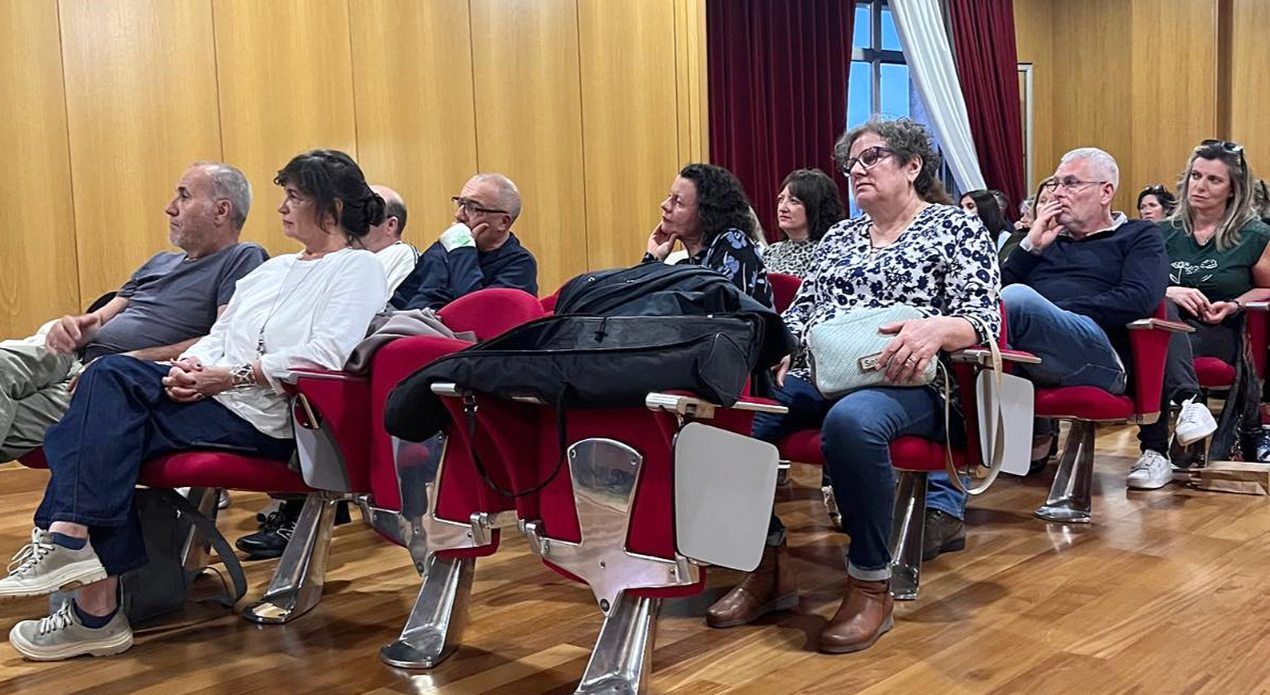 El acto de presentación de «As trobadoras silenciadas», segundo poemario de la viguesa Clara Pino, con ilustraciones de la valguesa Ángeles Garrido.
