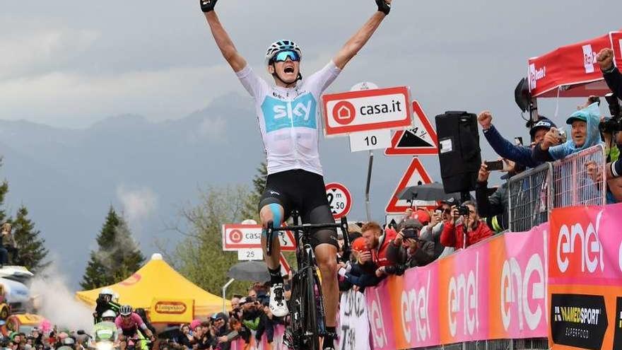 Froome celebra su triunfo, ayer.