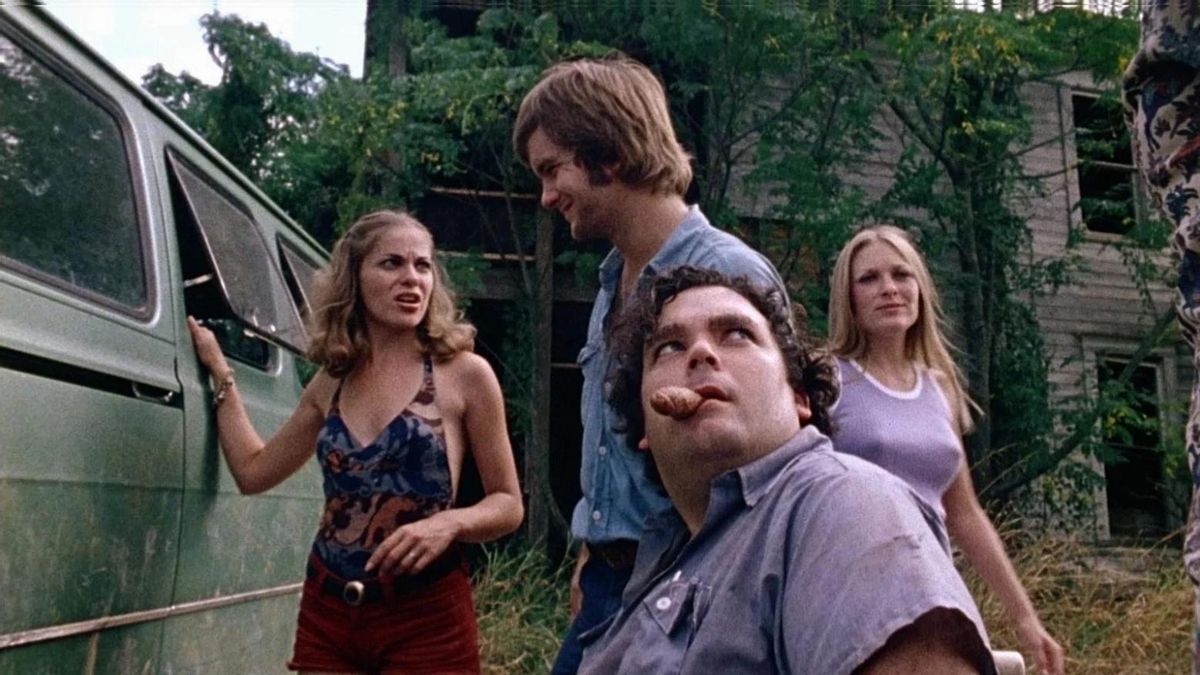 El grupo de amigos, antes de ser pasto de los Sawyer.