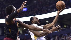 Kawhi Leonard, conducen a la derecha a la canasta, mientras que la escolta de los Cleveland Cavaliers, Rodney Hood, definitivamente a la izquierda durante la segunda mitad del partido de baloncesto de la NBA.