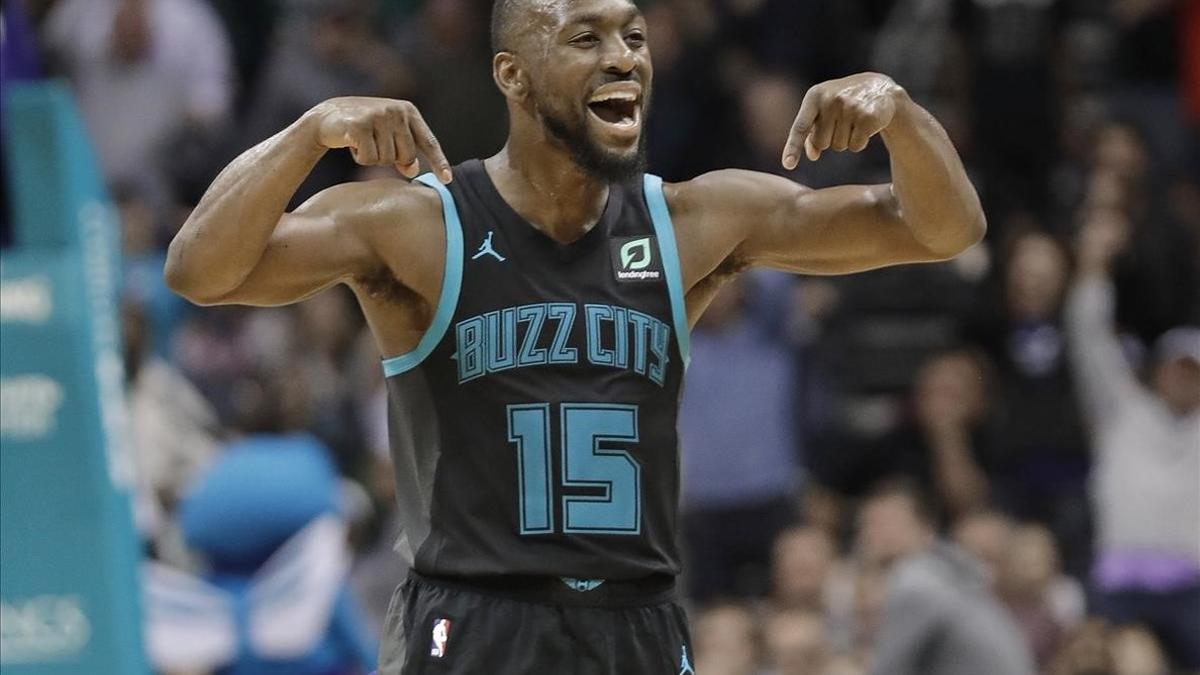 Kemba Walker celebra la canasta en el último segundo con la que derrotó a los Celtics esta semana