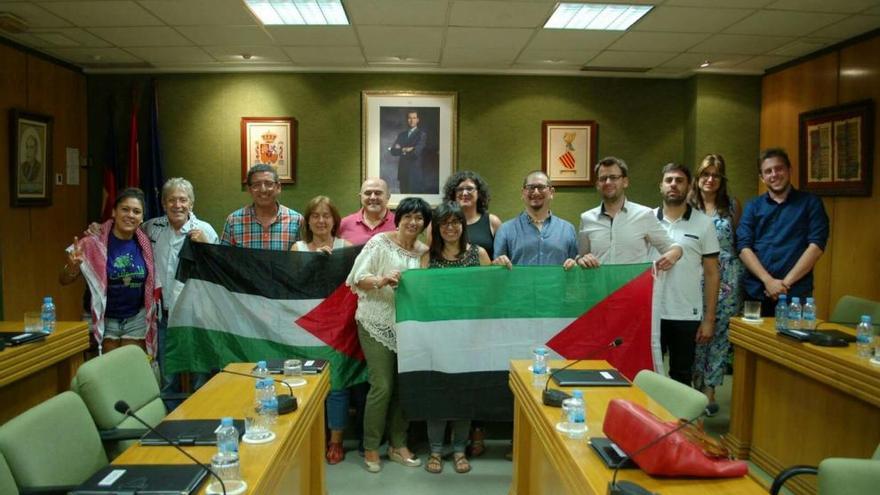 El tripartito y Sí Podem Petrer tras el pleno, con miembros de «BDS» y las bandera palestinas