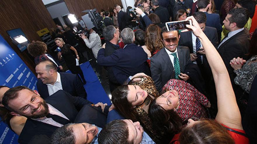 Un grupo de asistentes a la gala en el auditorio de la Diputación se hace un selfie durante el cóctel posterior a la entrega de los premios Importantes de INFORMACIÓN.
