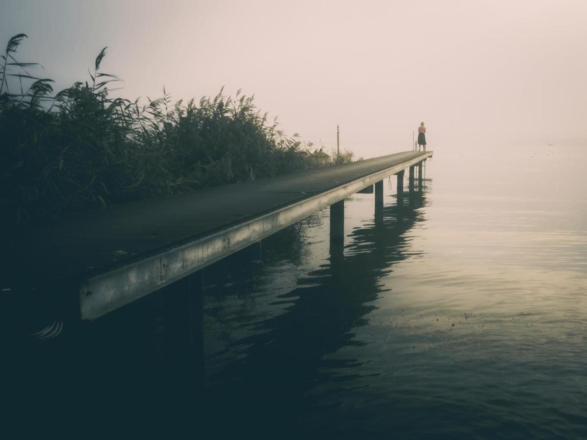 Sirmione, Lagro Garda, Italia. Un muelle sobre el Lago di Garda, al atardecer, durante una maratón fotográfica por la ciudad. Sirmione se asienta sobre una estrecha península que se adentra en el lago más grande de Italia.(iPhone 15 Pro Max)