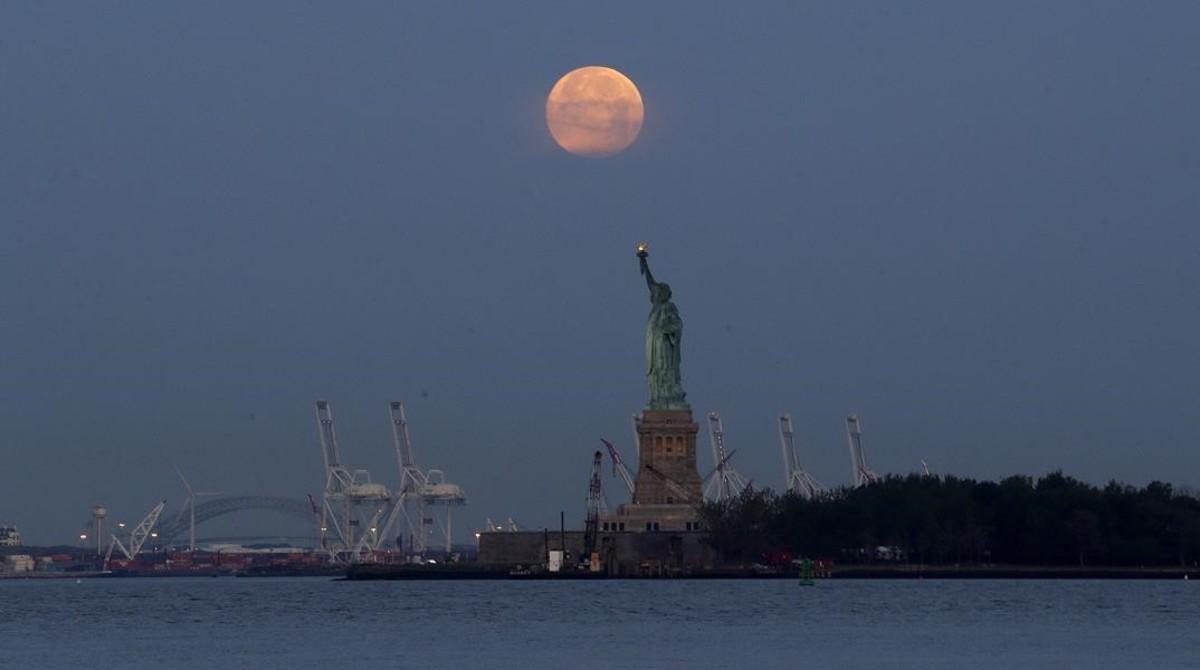 La emblemática Estatua de la Libertad de Nueva York bajo la luna.