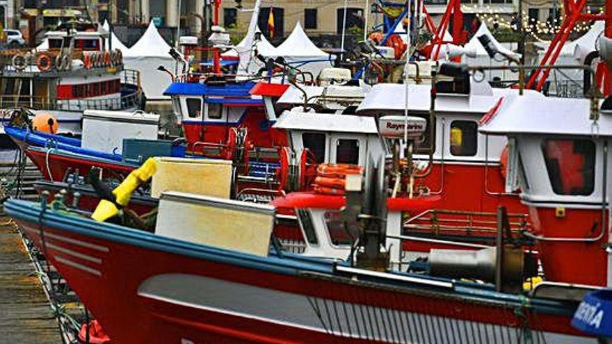 Embarcaciones de bajura amarradas en el muelle de la Marina.