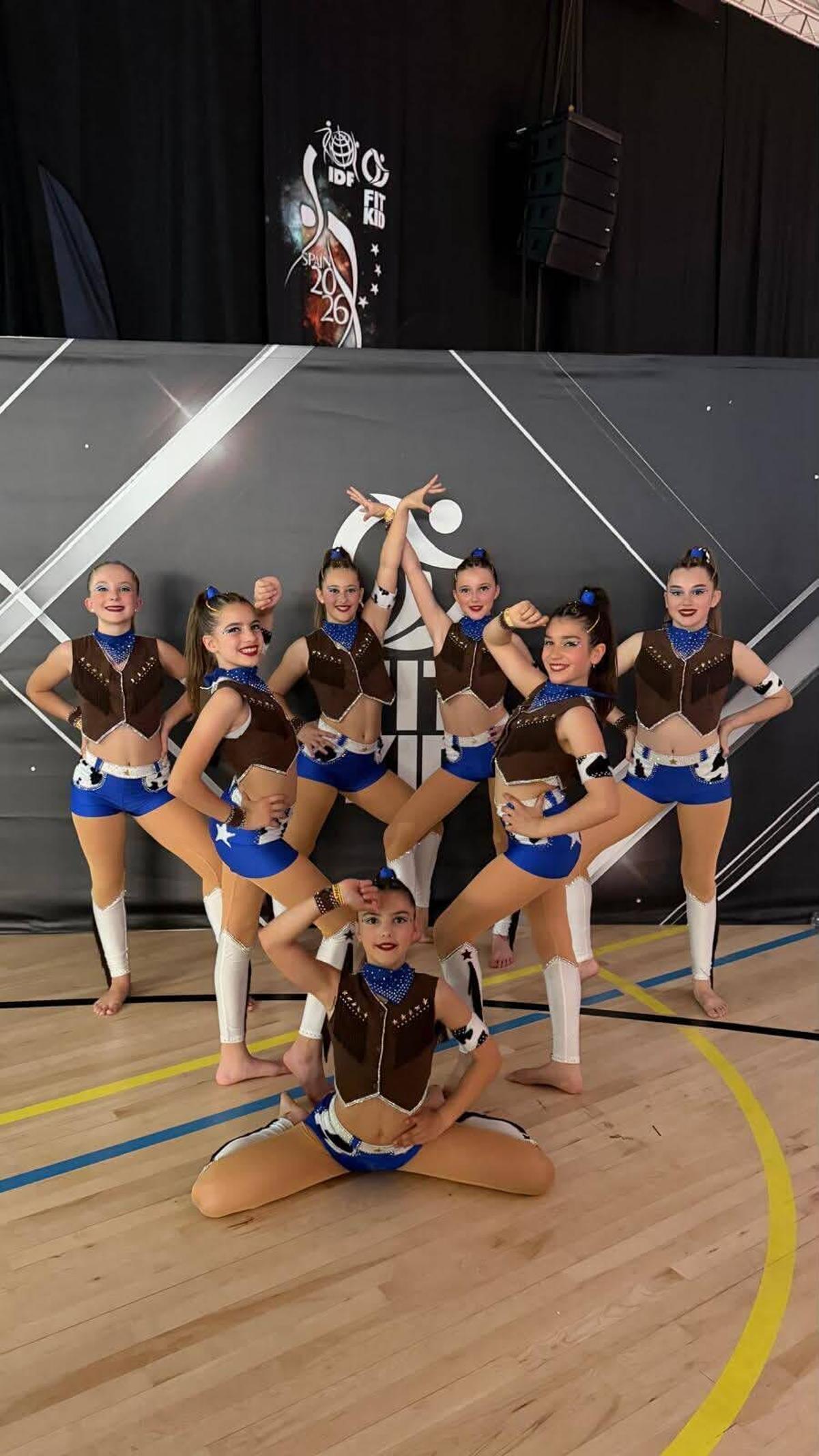 Les diverses ballarines del Fit Kid Navàs que van participar al Mundial