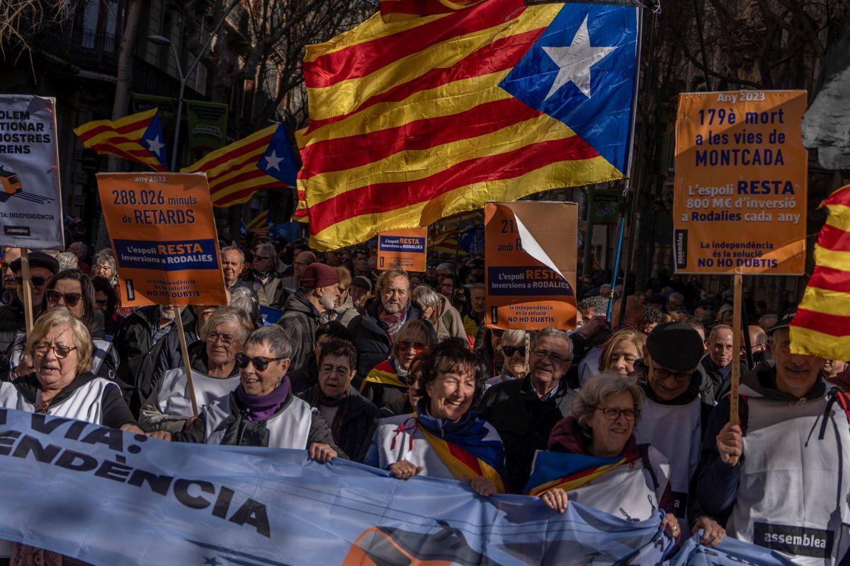 Los partidos y entidades independentistas arremeten contra el Govern y el Estado por Rodalies