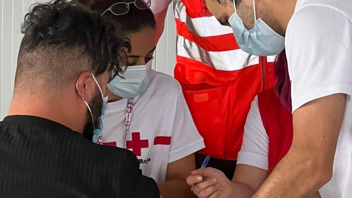 Personal de Cruz Roja atiende a un inmigrante llegado en patera.