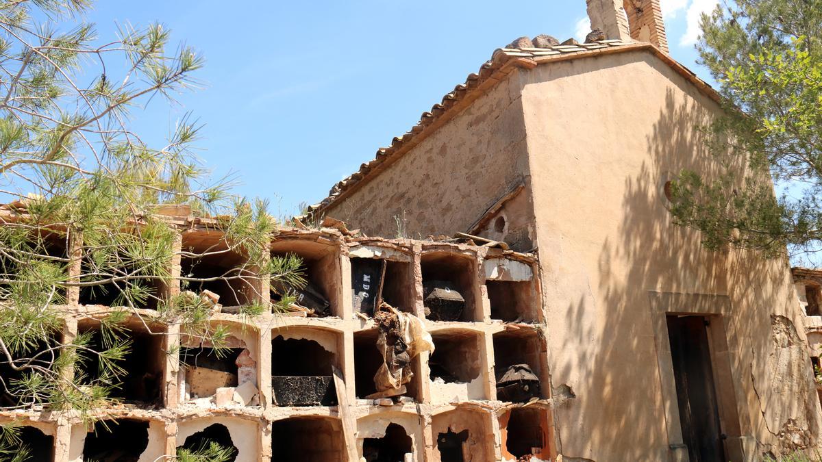 El cementiri vell d'Aguilar de Segarra després que uns desconeguts hagin profanat les tombes