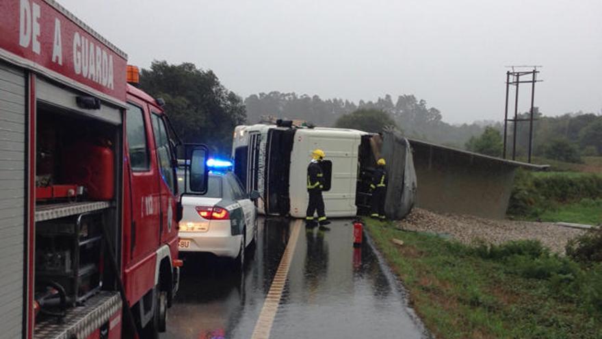 Imagen del camión accidentado en Tui // FARO