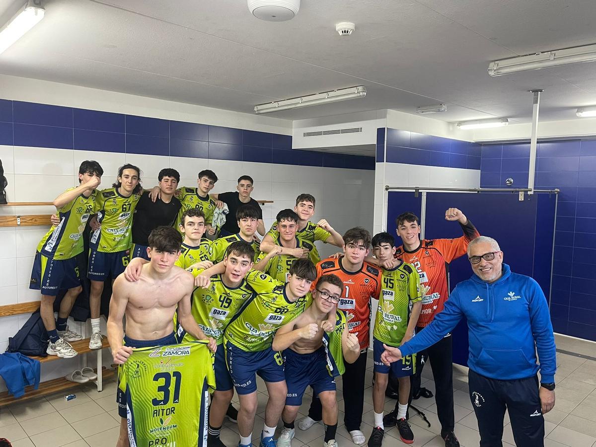 Los juveniles del IES Universidad Laboral tras ganar su último partido.