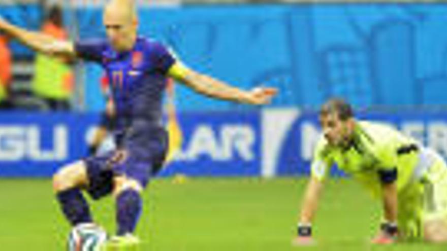 Robben supera a Casillas para marcar