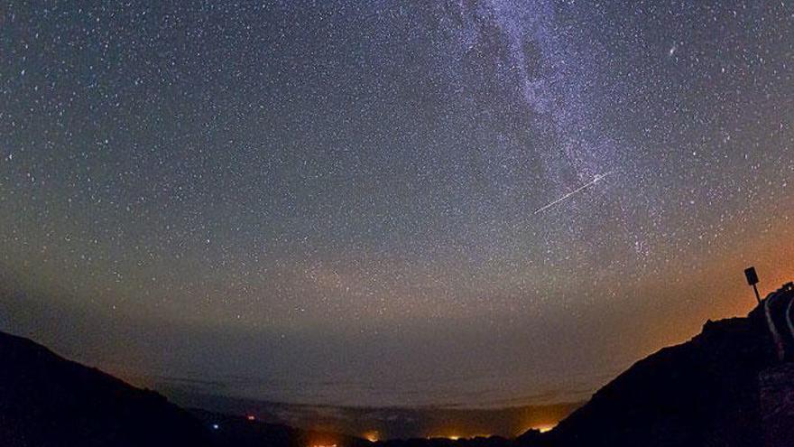 Vista del cielo estrellado con las Perseidas.