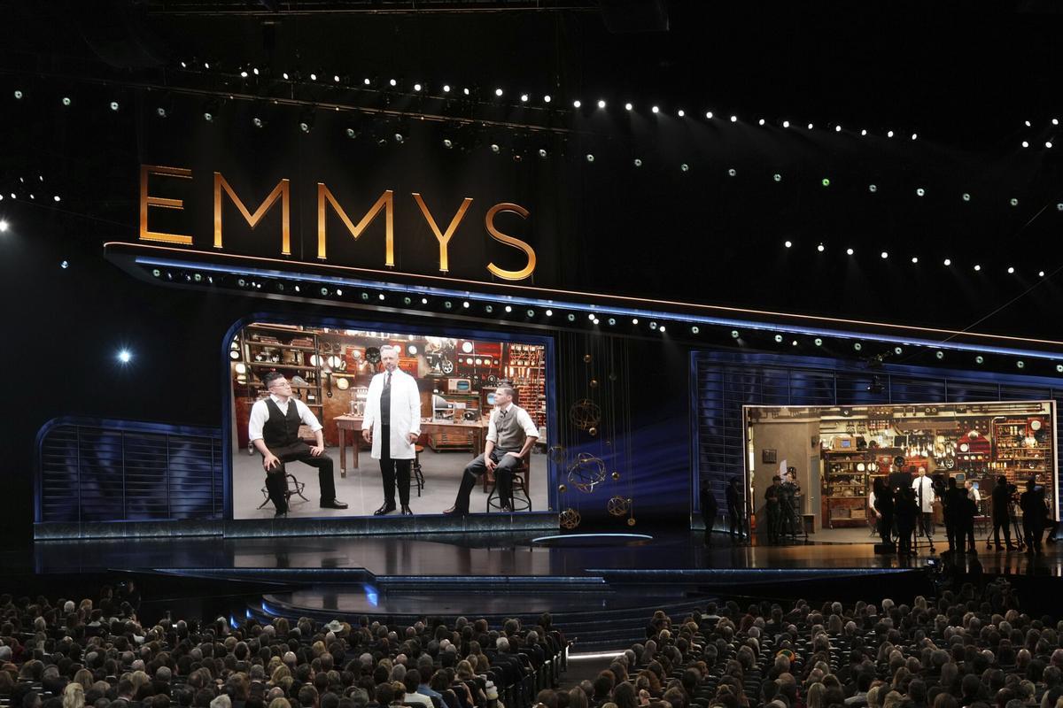 Bowen Yang, desde la izquierda, el presentador Nate Bargatze y Mikey Day Bowen Yang, desde la izquierda, el presentador Nate Bargatze y Mikey Day