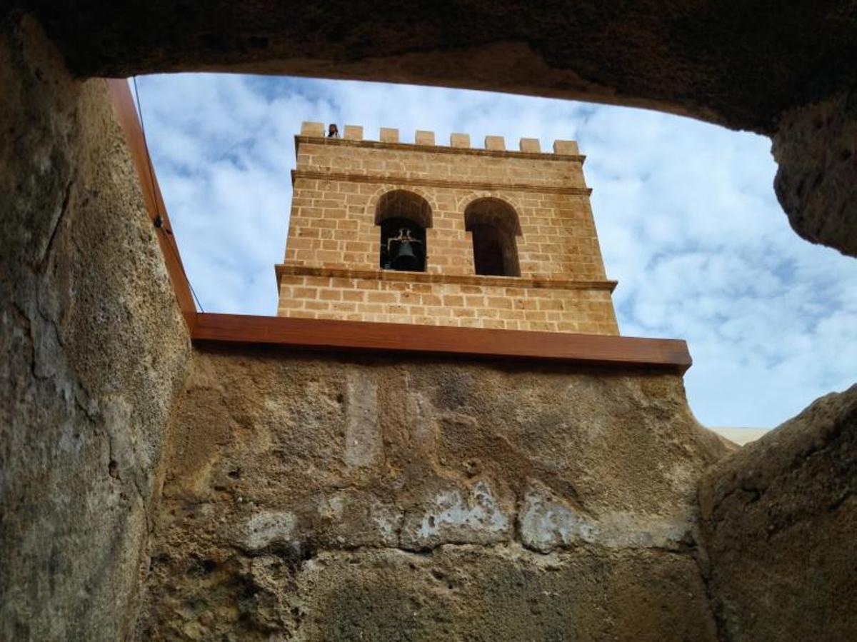 La torre de la iglesia gótica de Xàbia aloja cuatro campanas; la más grande es la Bertomeua. | A. P. F.