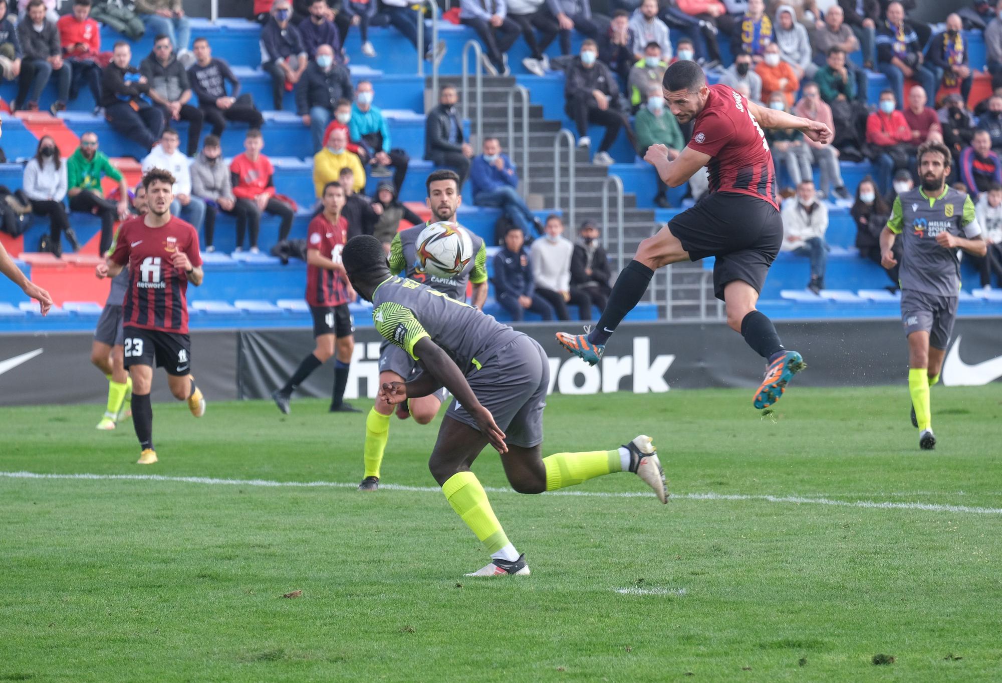 El Eldense gana gracias a la insistencia de Pablo (2-1)