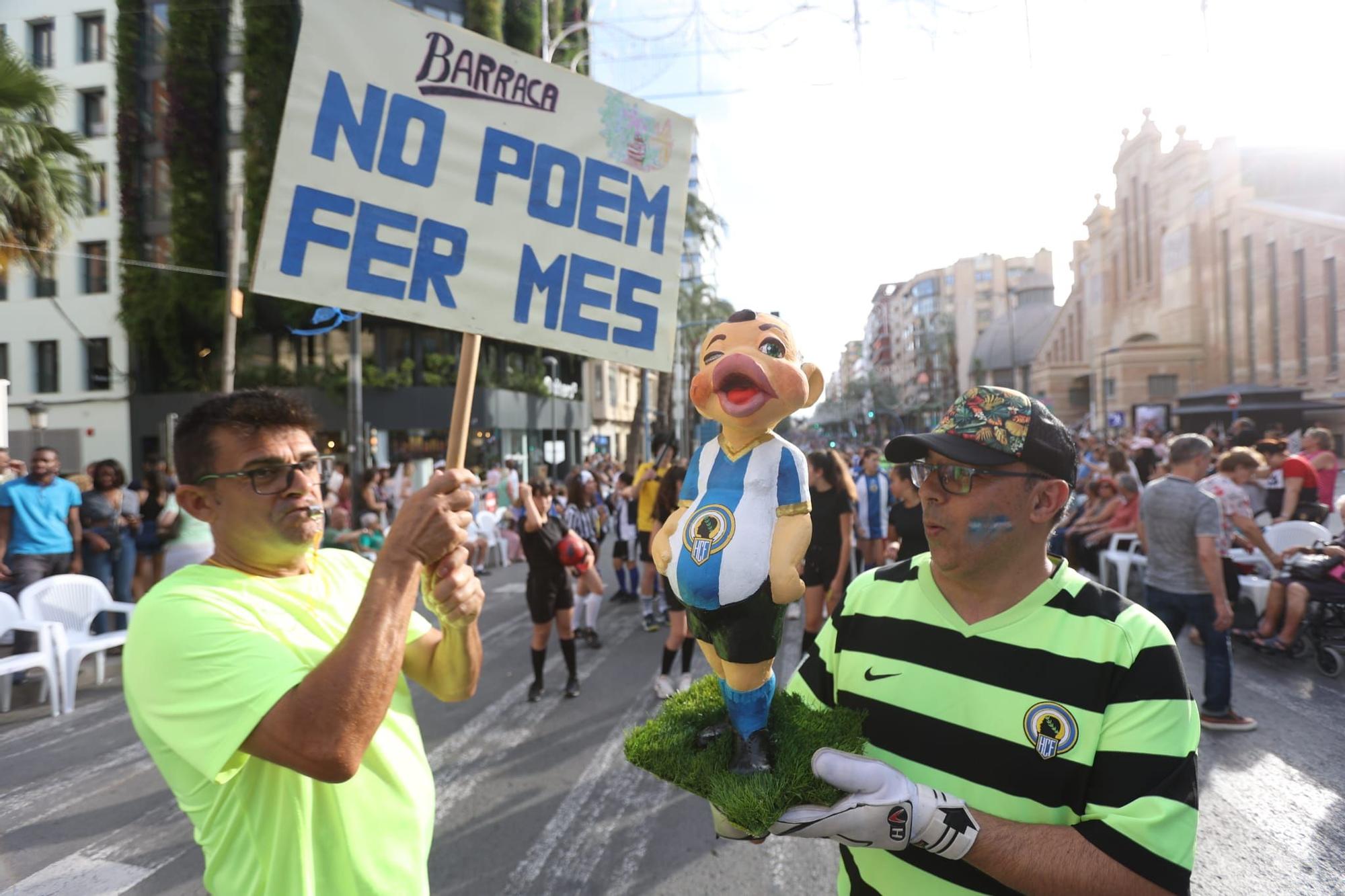 Las 89 hogueras y 20 barracas inundan las calles de Alicante con el tradicional desfile del Ninot