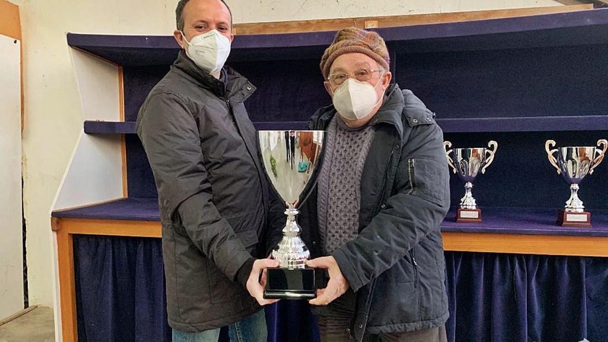 Toni Vaquer, propietario de Far West VX, recibe el trofeo como ganador del ‘Premi Sant Antoni’.