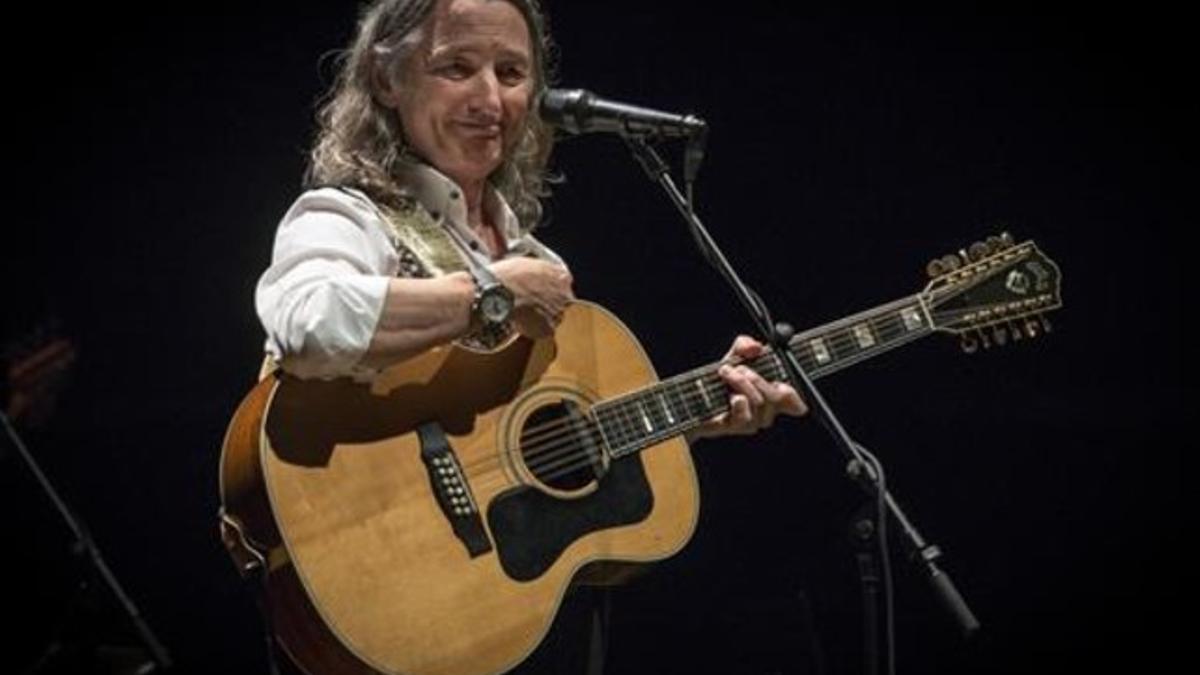 Roger Hodgson, con su guitarra, anoche durante su actuación en el Festival de Peralada.