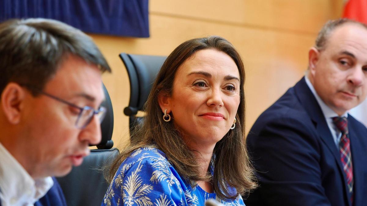 La consejera de Movilidad y Transformación Digital, María González Corral, informa a las Cortes sobre el grado de cumplimiento de los objetivos de su departamento para la legislatura.