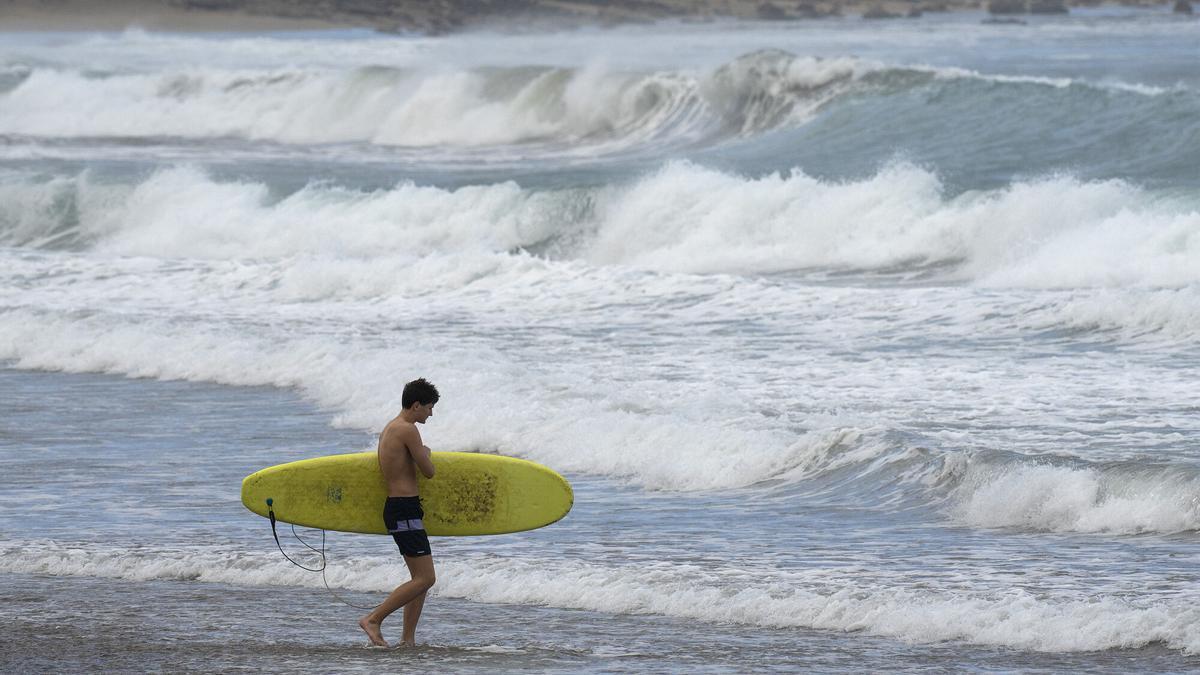 La Agencia Estatal de Meteorología (Aemet) mantiene avisos por viento y fuerte oleaje para este sábado en Lanzarote por la borrasca Francis. En la imagen un surfista en la Caleta de Famara, municipio de Teguise. EFE/Adriel Perdomo. Añade texto y foto