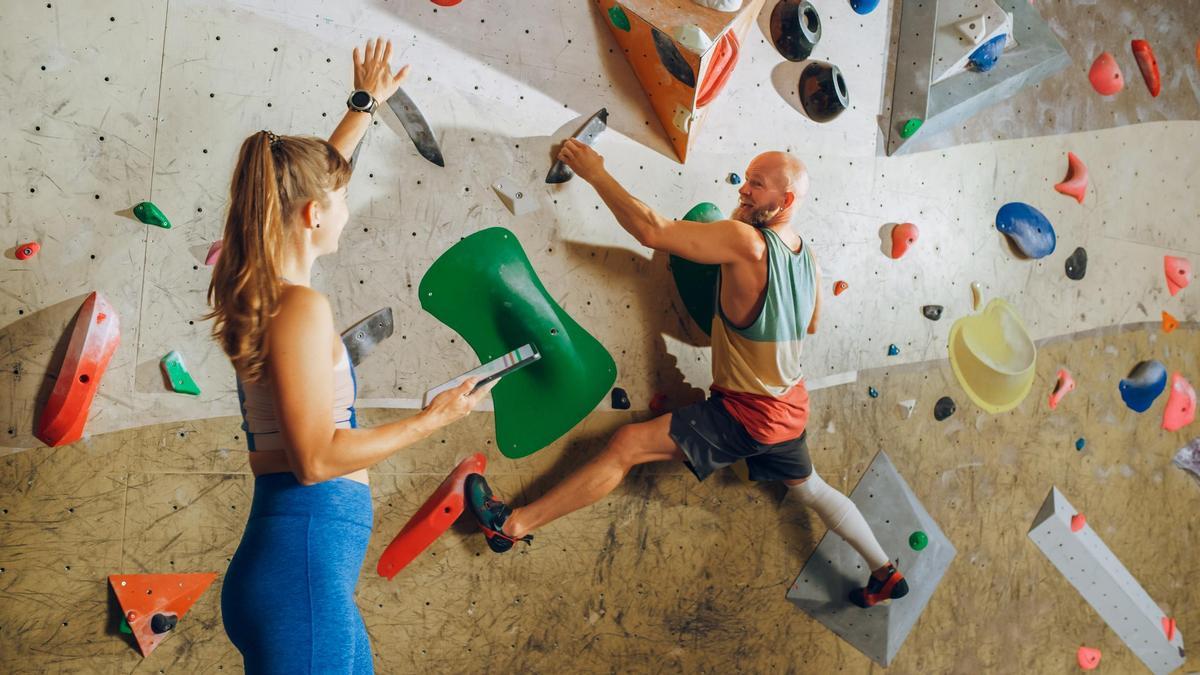 Instructora de escalada impartiendo una clase de iniciación