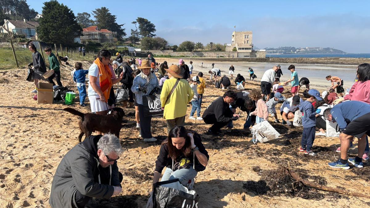 Playa América, más limpia tras la iniciativa protagonizada por Iván Ferreiro
