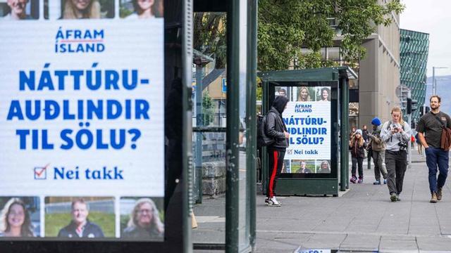 Anuncis per a la campanya del referèndum de demà, aquesta setmana a Reykjavík, la capital islandesa. |  JONATHAN NACKSTRAND / AFP