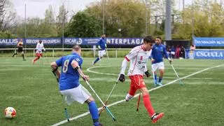 Para jugar al fútbol basta una pierna... y dos muletas: un torneo congrega en Oviedo a los tres únicos equipos de amputados que hay en España