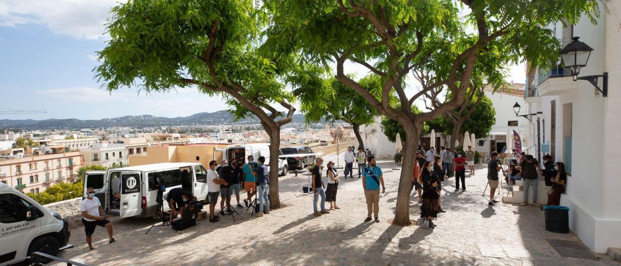 Imagen de los preparativos para el rodaje del espot publicitario  ‘La vida Islados’ en la plaza del Sol de Dalt Vila. | VICENT MARÍ