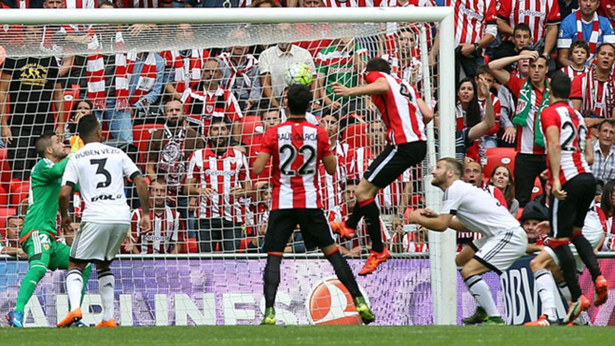 El defensa del Athletic Club Aymeric Laporte remata de cabeza y marca el 1-1 ante el Valencia