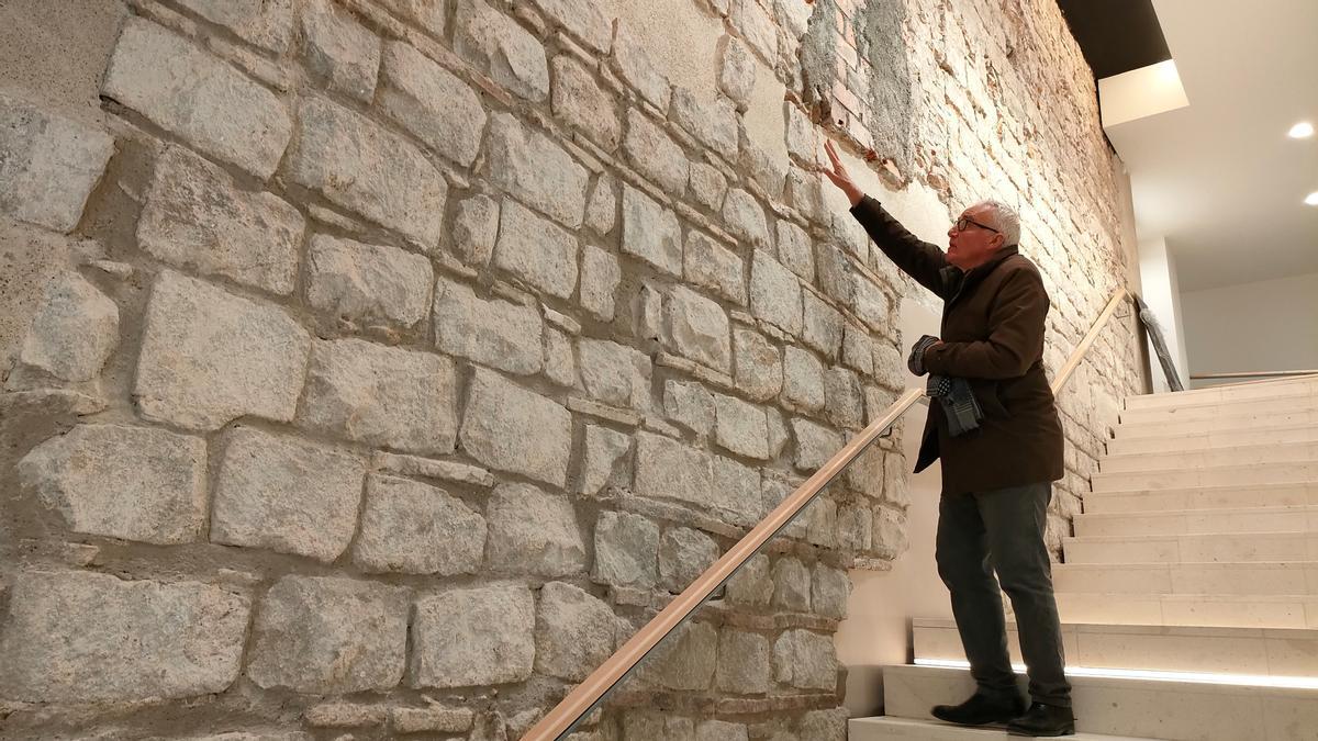 El arquitecto Tomàs Morató, con el muro superviviente de la Cort del Veguer de Barcelona, en el interior del Muhba