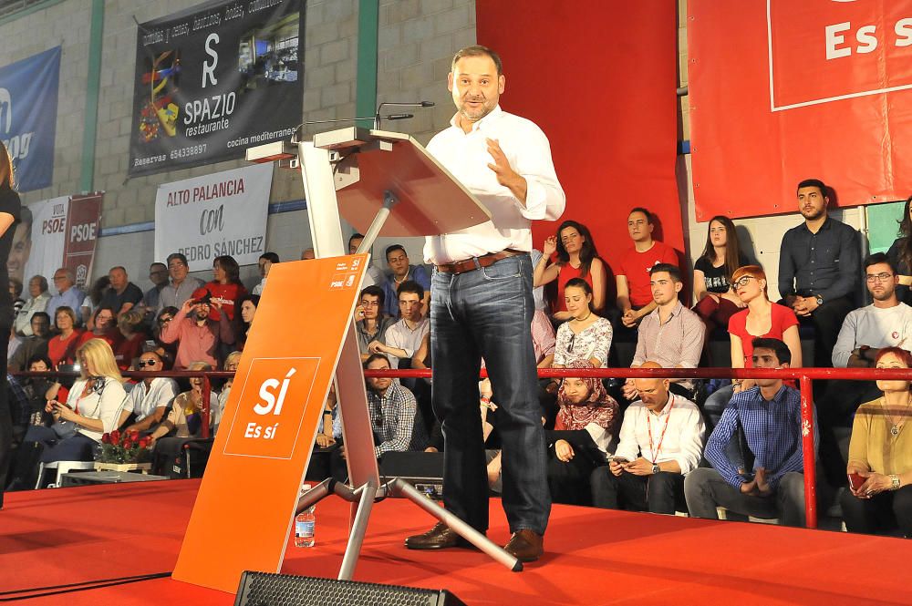 Pedro Sánchez abarrota el polideportivo de Carrús