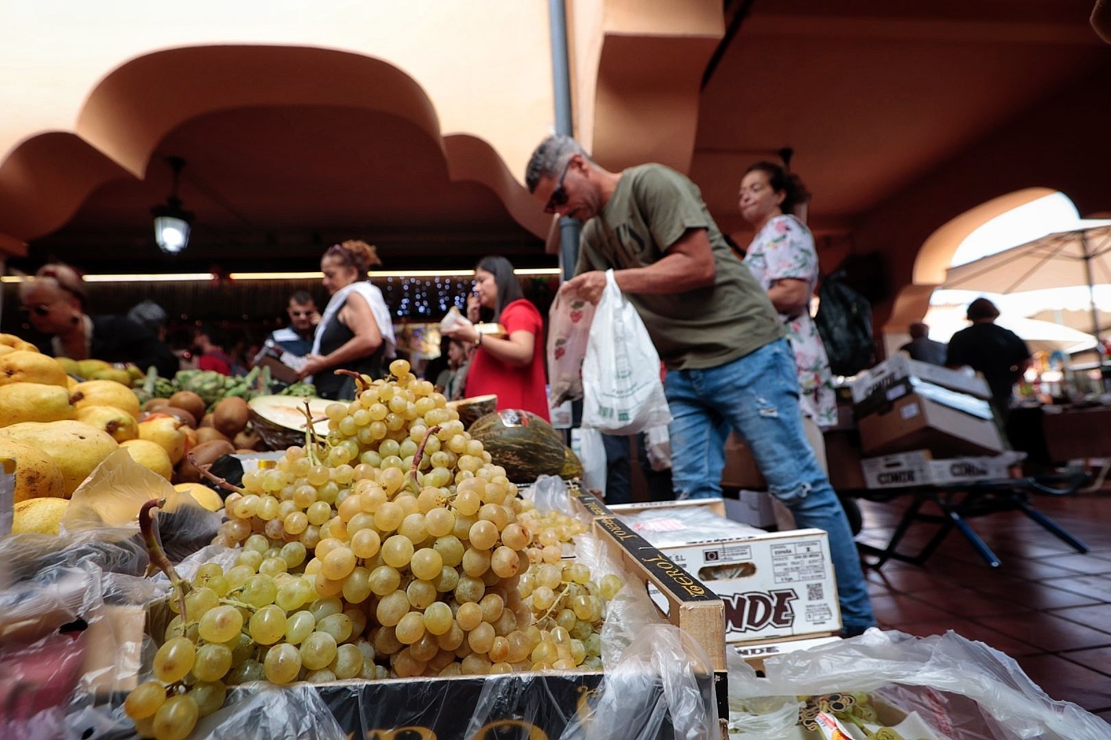 Compra de uvas en el mercado de Santa Cruz de Tenerife