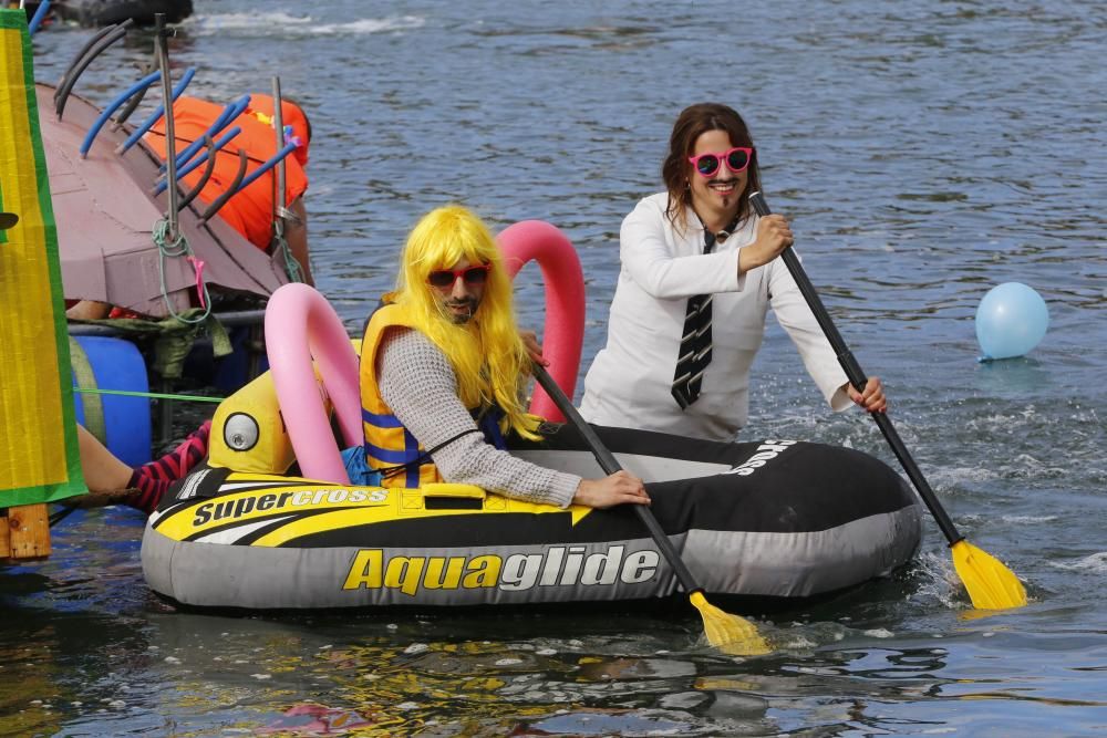 Un centenar de participantes a bordo de trece "artefactos flotantes" participan en la divertida prueba en A Ramallosa.