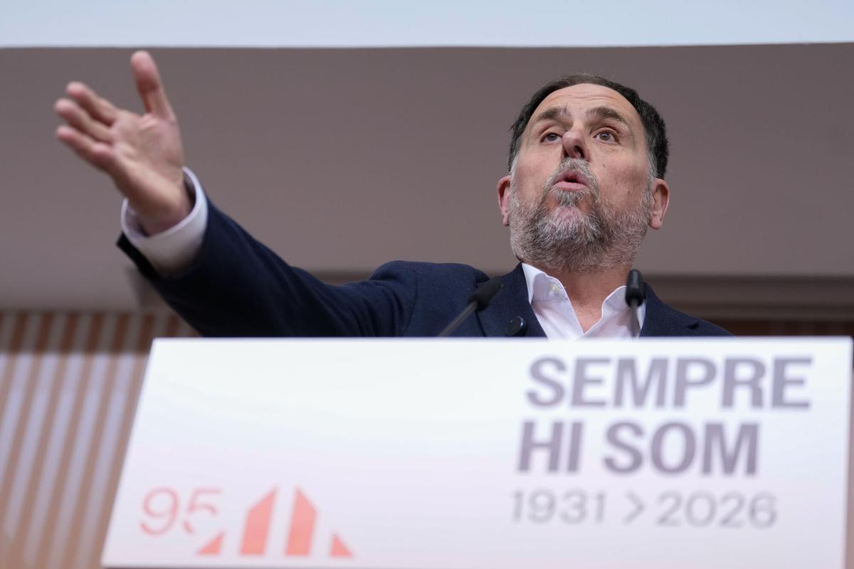 El líder de ERC, Oriol Junqueras, durante una rueda de prensa en la sede del partido desde donde ha celebrado este miércoles que el Govern de Salvador Illa haya retirado el proyecto de presupuestos porque se presentó de forma "unilateral y sin consensuarlos", a la vez que ha evitado fijar el IRPF como una condición imprescindible en la nueva negociación presupuestaria.EFE/ Enric Fontcuberta