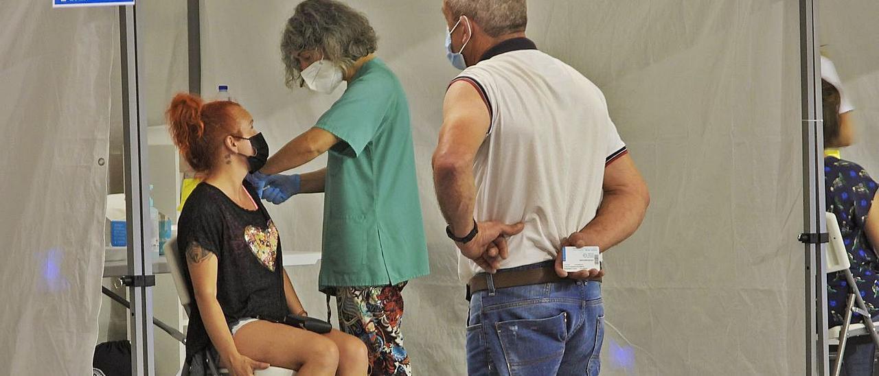 Una mujer recibe la monodosis Janssen en la jornada de repescas en el Paco Paz.   | // FERNANDO CASANOVA