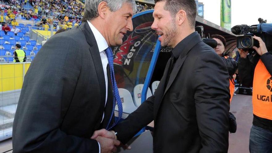 Simeone saluda a Setién en el pasado Las Palmas-Atlético. elvira urquijo / efe