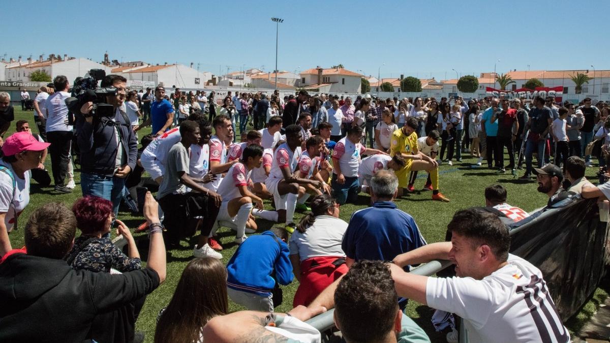 Los jugadores del Llerenense celebran el ascenso con su afición, el pasado domingo.